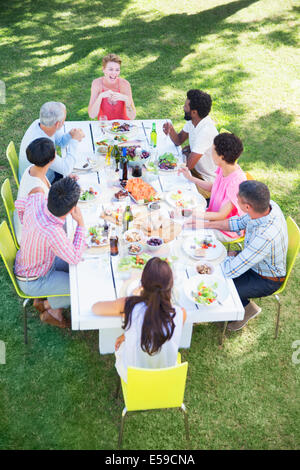 Les amis de manger ensemble à table outdoors Banque D'Images