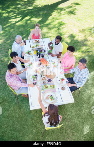 Les amis de manger ensemble à table outdoors Banque D'Images