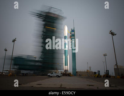 Le bras de lancement est annulée pour révéler l'Alliance Lancement fusée Delta II avec le carbone-2 (en orbite Observatoire OCO-2) par satellite à bord, à l'espace complexe de lancement 2, Lundi, 30 juin 2014, la base aérienne de Vandenberg, en Californie, l'OCO-2 ame Banque D'Images