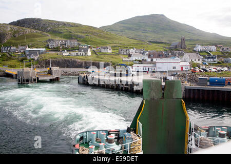 Service du navire dans l'eau ferry Castlebay, Barra, Hébrides extérieures, en Écosse Banque D'Images