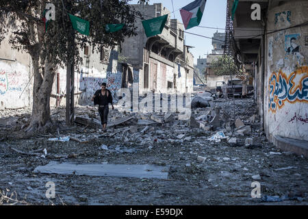 La bande de Gaza. 23 juillet, 2014. Un secouriste palestinien inspecte les dégâts d'un bâtiment après une frappe aérienne israélienne dans la ville de Gaza. Les troupes israéliennes ont lutté contre des militants du Hamas le mercredi près d'une ville au sud de la bande de Gaza en tant que secrétaire d'État américain John Kerry a fait état de progrès dans les efforts déployés pour négocier une trêve dans une guerre qui a jusqu'ici tué des centaines de Palestiniens et 30 Israéliens. Credit : Cesar Gorriz/Pacific Press/Alamy Live News Banque D'Images