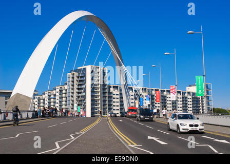 Clyde arc avec les Jeux du Commonwealth de bannières sur les lampadaires, Glasgow, Écosse, Royaume-Uni Banque D'Images