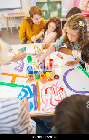 Les élèves de la classe de peinture Banque D'Images