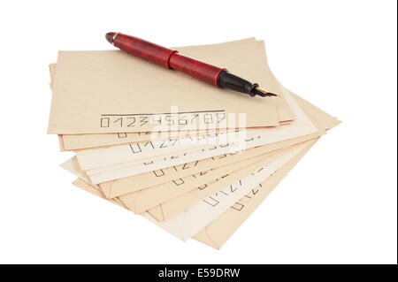 Pile d'enveloppes de courrier et d'un stylo isolé sur fond blanc Banque D'Images