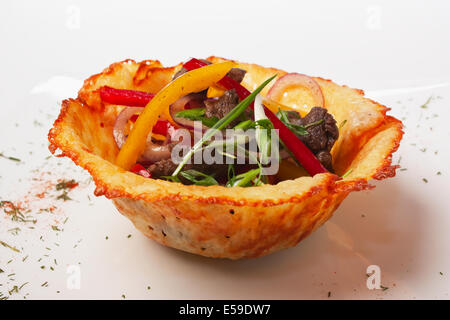 Des plats de viande avec légumes et épices Banque D'Images