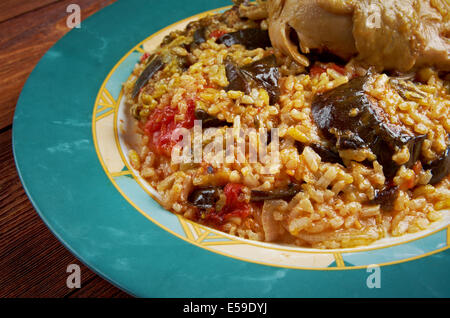 Maqluba est un plat traditionnel du Levant arabe, perse, et la Palestine.lave comprend la viande, le riz, et des légumes sautées placé je Banque D'Images