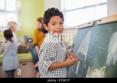 S'appuyant sur des élèves en classe en tableau Banque D'Images