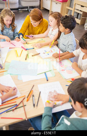 Les élèves et l'enseignant en classe de dessin Banque D'Images