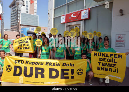 Ankara, Turquie. 24 juillet, 2014. Les membres de la manifestation de Greenpeace devant le ministère de l'environnement et la planification urbaine de la Turquie contre la construction de centrales nucléaires dans le pays le 24 juillet 2014. La Turquie a en ce moment deux centrales nucléaires en construction. Une centrale nucléaire d'Akkuyu est au sud de la province de Mersin et l'autre à être construit dans le nord de la ville de Sinop. Source : Xinhua/Alamy Live News Banque D'Images