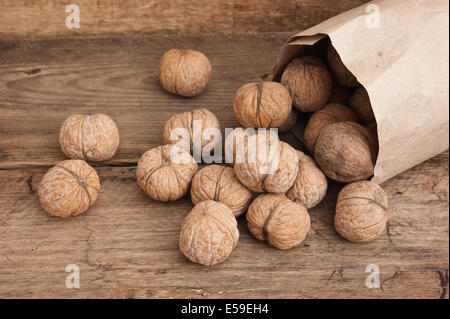 Les noix dans un sac en papier kraft brun Banque D'Images