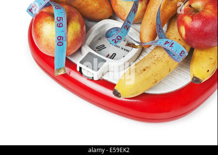 Fruits et ruban à mesurer sur le sol isolated on white Banque D'Images