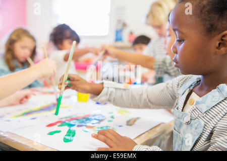 Élève en classe de peinture Banque D'Images