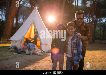 Les élèves et le professeur smiling at campsite Banque D'Images