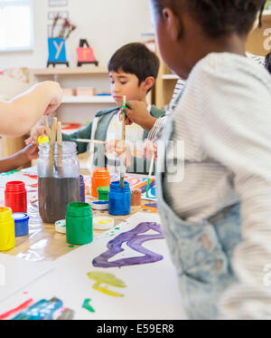 Les élèves en classe de peinture Banque D'Images