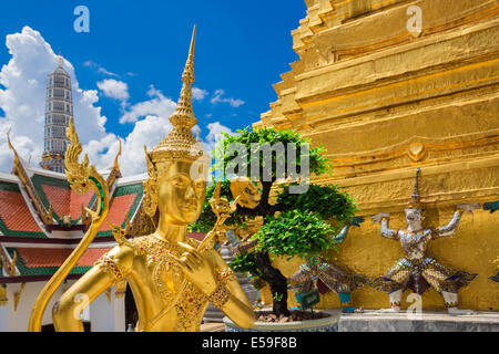 La sculpture est créature mythologique Kinnaree, la moitié d'oiseau et au Wat Phra Kaew également appeler Grand Palace, Bangkok, Thaïlande. Banque D'Images