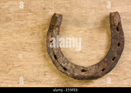 Old rusty à cheval sur un fond de bois Banque D'Images