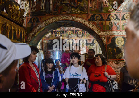 24 juillet 2014 - Dobyrsko - Touristes BGR, observez les icônes avec Jésus dans un ''rocket'' et ''Jésus dans une capsule'' dans les 400 dernières années vieille église orthodoxe Saint Théodore Tyron et Saint Théodore Stratelates dans le village d'Dobyrsko, au sud de la capitale bulgare, Sofia, 24 juillet 2014. L'église célèbre 400 ans cette année que le plus populaire attraction touristique est l'icône qui montre Jésus Christ dans une fusée et une capsule. C'est la seule image de ce type dans le monde et est toujours un mystère pour les scientifiques et experts. Beaucoup de visiteurs de l'église, maintenir l'thessis que la pl Banque D'Images