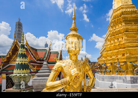 La sculpture est créature mythologique Kinnaree, la moitié d'oiseau et au Wat Phra Kaew également appeler Grand Palace, Bangkok, Thaïlande. Banque D'Images