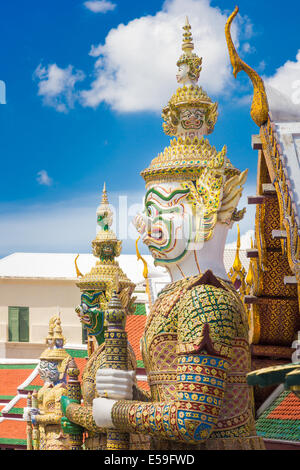 Temple wat ou à Bangkok en Thaïlande. Géant est debout autour de chaque porte au Wat Phra Kaew également appelé Grand Palais. Banque D'Images