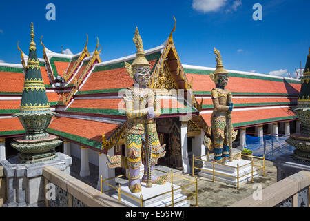 Temple wat ou à Bangkok en Thaïlande. Géant est debout autour de chaque porte au Wat Phra Kaew également appelé Grand Palais. Banque D'Images