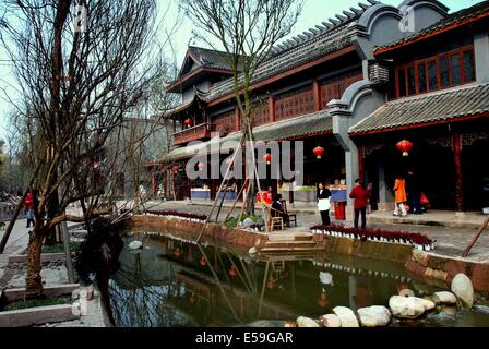 Huang Long Xi, Chine : maisons en pierre vieille de plusieurs siècles avec les travaux de treillis de bois fenêtres décorées de lampions rouges Banque D'Images