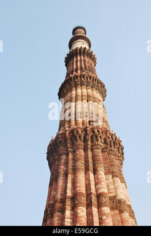 L'Inde. Delhi. Qutb Minar est le plus haut minaret de briques dans le monde, et un exemple important d'Indo-Islamic l'architecture. Banque D'Images