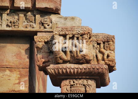 L'Inde. Delhi. Qutb Minar complex. Mosquée. Sculptures en grès Banque D'Images