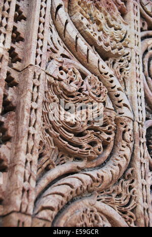 L'Inde. Delhi. Qutb Minar complex. Mosquée. Mur en blocs de grès, dans les tons orange, gris et ocre. La pierre taillée. Banque D'Images