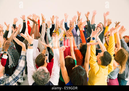 Groupe diversifié cheering Banque D'Images