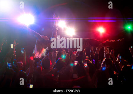 Woman crowd surfing au concert Banque D'Images