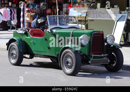 Rareté vert anglais vintage car sur la rue de Paris Banque D'Images