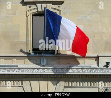 Drapeau français à façade de bâtiment historique à Paris Banque D'Images