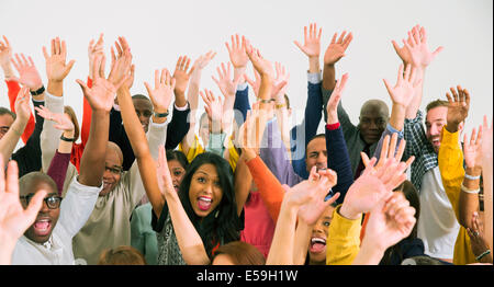 Portrait de foule diversifiée cheering Banque D'Images