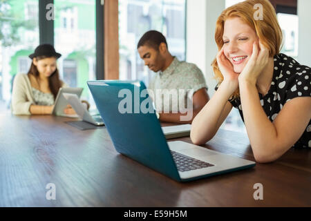 Les personnes travaillant sur des ordinateurs portables in office Banque D'Images