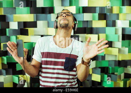 Man listening to headphones Banque D'Images