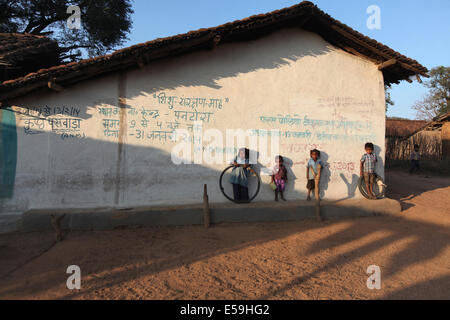 Les enfants tribaux debout près d'une maison, Kamar tribu. Pandora Village, Chattisgadh, Inde Banque D'Images