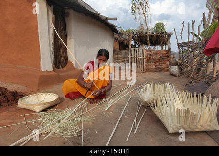 Kamar femme faire des paniers avec les bandes du bambou, Matal Village, Chattisgadh, Inde Banque D'Images