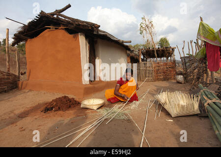 Kamar femme faire des paniers avec les bandes du bambou, Matal Village, Chattisgadh, Inde Banque D'Images