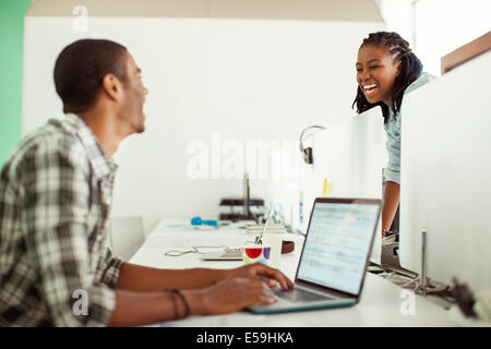 People talking in office Banque D'Images