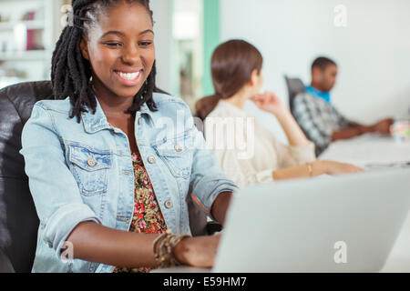 Les personnes travaillant au conference table Banque D'Images