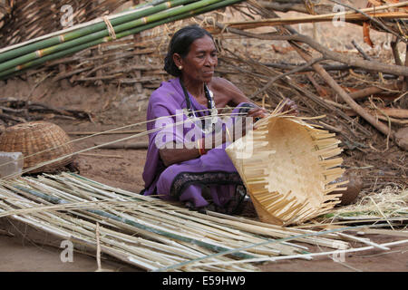 Kamar femme faire des paniers avec les bandes du bambou, Matal Village, Chattisgadh, Inde Banque D'Images