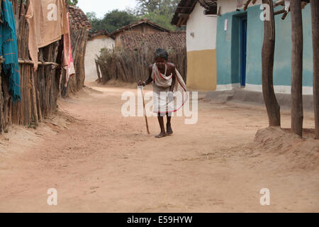 Vieille Femme Bhunjiya tribal balades, tribu, Village, Kodopali Chattisgadh, Inde Banque D'Images