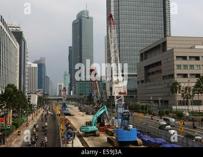 Le centre de Jakarta, Jakarta, Indonésie. 24 juillet, 2014. Le Mass Rapid Transit ou projet MRT sur la rue principale de Jakarta. Le vainqueur de l'élection présidentielle indonésienne 9 juillet fait face à de sérieux défis pour maintenir l'économie de l'Asie du sud-est haut sur la voie, de couper les subventions des carburants et de lutte contre la corruption à réorganiser et renforcer l'infrastructure de craquements prévues sur les pauvres. © Afriadi Hikmal/ZUMA/Alamy Fil Live News Banque D'Images