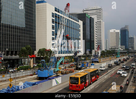 Le centre de Jakarta, Jakarta, Indonésie. 24 juillet, 2014. Le Mass Rapid Transit ou projet MRT sur la rue principale de Jakarta. Le vainqueur de l'élection présidentielle indonésienne 9 juillet fait face à de sérieux défis pour maintenir l'économie de l'Asie du sud-est haut sur la voie, de couper les subventions des carburants et de lutte contre la corruption à réorganiser et renforcer l'infrastructure de craquements prévues sur les pauvres. © Afriadi Hikmal/ZUMA/Alamy Fil Live News Banque D'Images