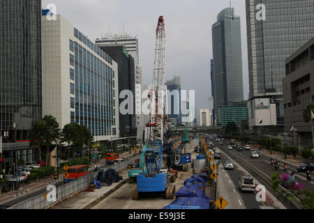 Le centre de Jakarta, Jakarta, Indonésie. 24 juillet, 2014. Le Mass Rapid Transit ou projet MRT sur la rue principale de Jakarta. Le vainqueur de l'élection présidentielle indonésienne 9 juillet fait face à de sérieux défis pour maintenir l'économie de l'Asie du sud-est haut sur la voie, de couper les subventions des carburants et de lutte contre la corruption à réorganiser et renforcer l'infrastructure de craquements prévues sur les pauvres. © Afriadi Hikmal/ZUMA/Alamy Fil Live News Banque D'Images