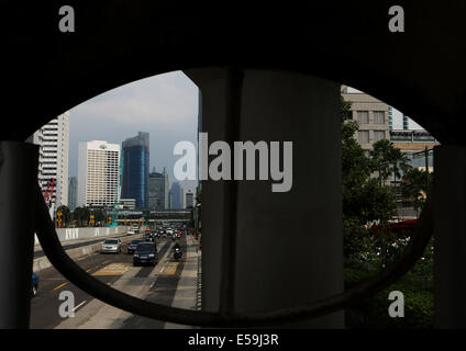 Le centre de Jakarta, Jakarta, Indonésie. 24 juillet, 2014. Le Mass Rapid Transit ou projet MRT sur la rue principale de Jakarta. Le vainqueur de l'élection présidentielle indonésienne 9 juillet fait face à de sérieux défis pour maintenir l'économie de l'Asie du sud-est haut sur la voie, de couper les subventions des carburants et de lutte contre la corruption à réorganiser et renforcer l'infrastructure de craquements prévues sur les pauvres. © Afriadi Hikmal/ZUMA/Alamy Fil Live News Banque D'Images