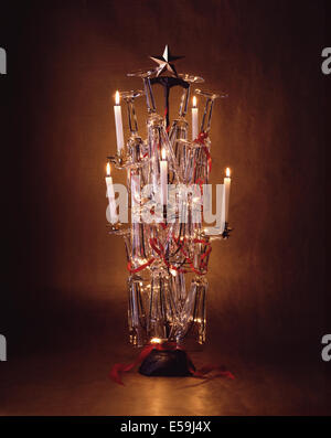 Un arbre de verre en fonte avec ralph lauren des flûtes à champagne sur elle, avec ruban rouge liés entre eux et lit white c Banque D'Images