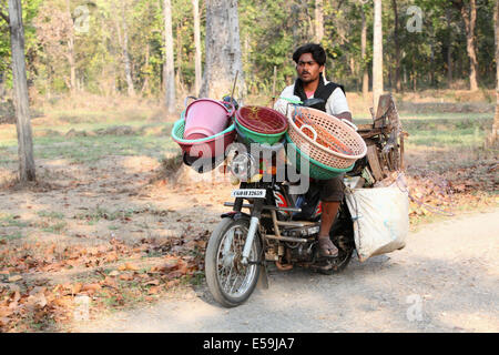 Un homme transportant des marchandises sur un motocycle, Kodopali Chattisgadh, Village, Inde Banque D'Images