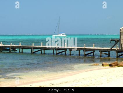 Catamaran et dock sur Ambergris Caye, Belize Banque D'Images