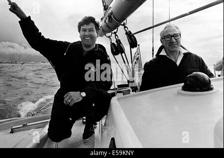 AJAXNETPHOTO. SOLENT, ANGLETERRE- CHAY BLYTH (GBR) (À GAUCHE) SUR LE PONT DE LA GRANDE-BRETAGNE III PENDANT LES PROCÈS EN MER.PHOTO:JONATHAN EASTLAND/AJAX Banque D'Images